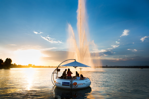 partyring vor der Wasserfontäne in grandioser Abendstimmung